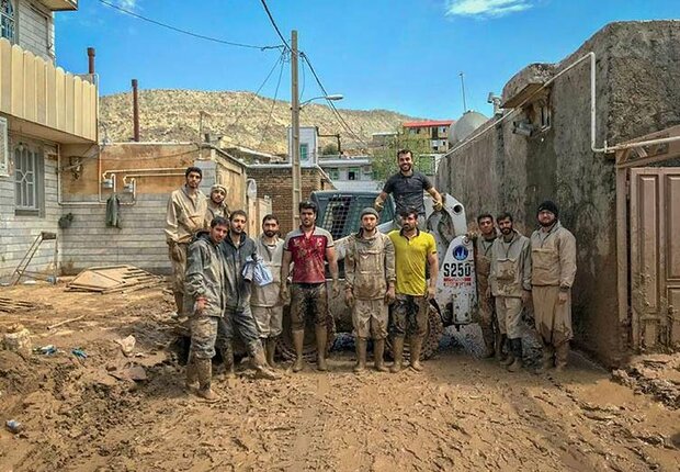 حضور دانشجویان جهادگر بسیجی در مناطق سیل زده استان لرستان

