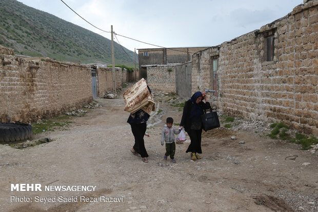 انتقال اهالی روستای « چم شیر » به مناطق امن