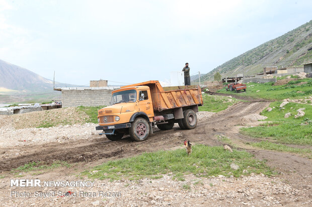 انتقال اهالی روستای « چم شیر » به مناطق امن