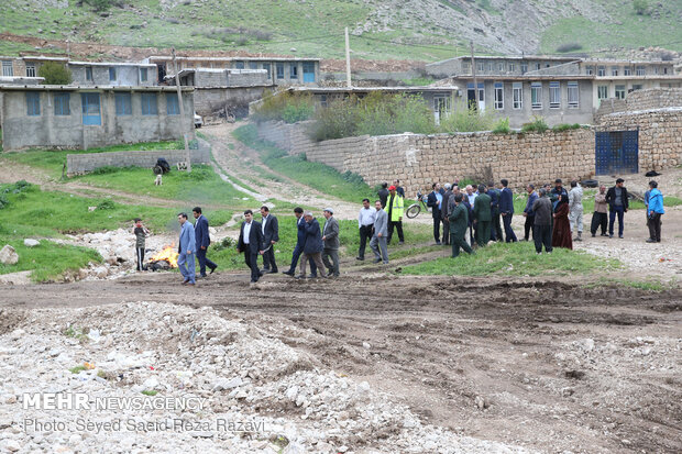 انتقال اهالی روستای « چم شیر » به مناطق امن