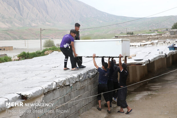 انتقال اهالی روستای « چم شیر » به مناطق امن