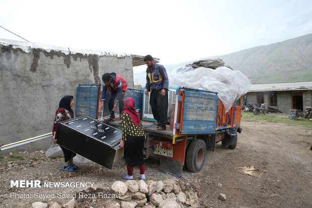 انتقال اهالی روستای « چم شیر » به مناطق امن