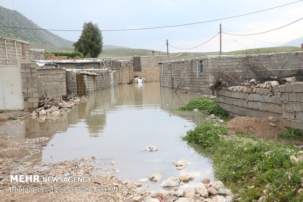 انتقال اهالی روستای « چم شیر » به مناطق امن