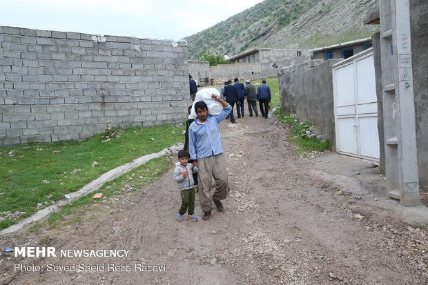 انتقال اهالی روستای « چم شیر » به مناطق امن