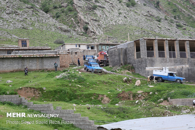 انتقال اهالی روستای « چم شیر » به مناطق امن