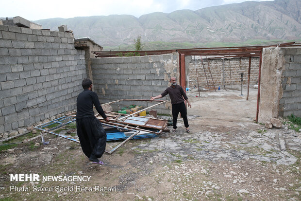 انتقال اهالی روستای « چم شیر » به مناطق امن