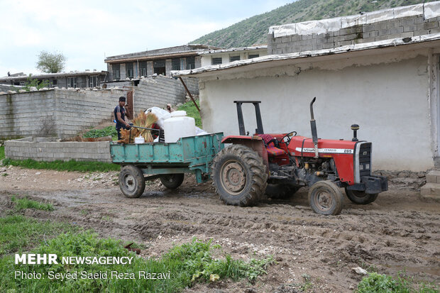 انتقال اهالی روستای « چم شیر » به مناطق امن