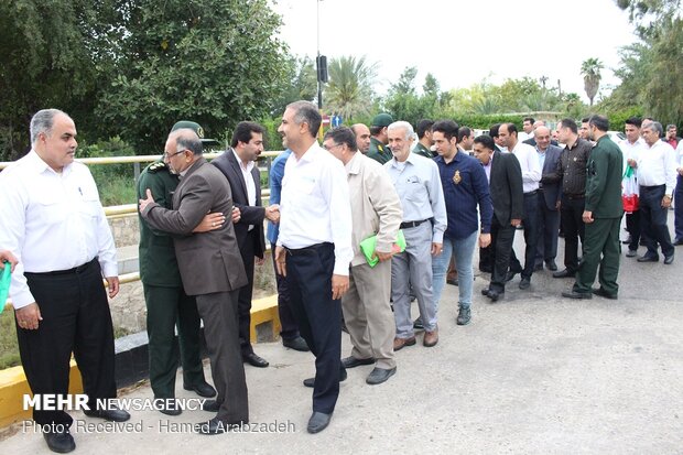 İran'da Devrim Muhafızları için insan zinciri