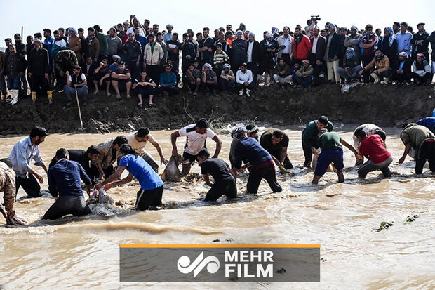 بازی طلاب با کودکان سیل زده