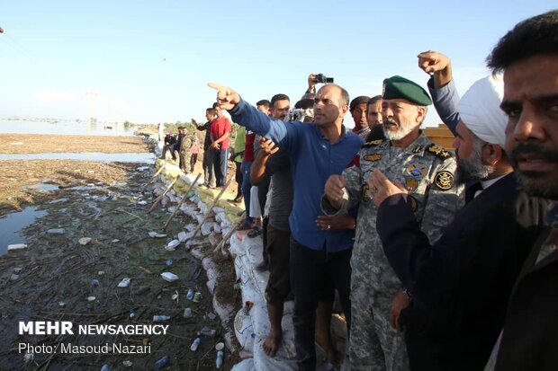 بازدید امیر سیاری و امیر حیدری از  مناطق درگیر سیل در خوزستان