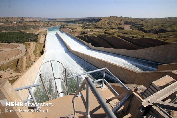 بازدید امیر سیاری و امیر حیدری از  مناطق درگیر سیل در خوزستان