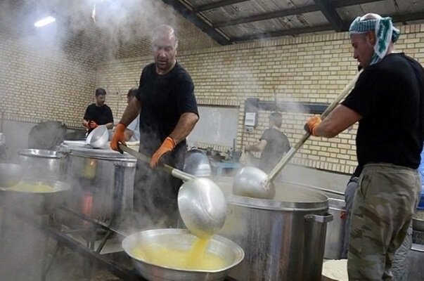 پخت روزانه بیش از  ۳ هزار پرس غذا توسط موکب آران در خوزستان