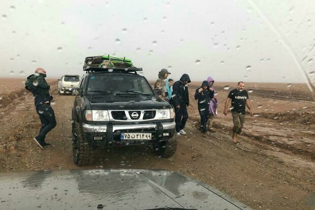 نجات ۱۶ گردشگر سوئیسی گرفتار در باتلاق جاده سنگ‌فرش پارک ملی کویر