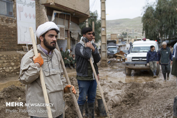 Rescue and relief teams in flood-hit Pol Dokhtar hold rally in support of IRGC