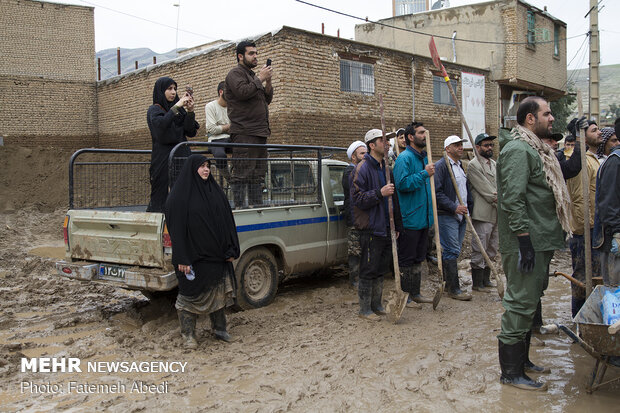 Rescue and relief teams in flood-hit Pol Dokhtar hold rally in support of IRGC