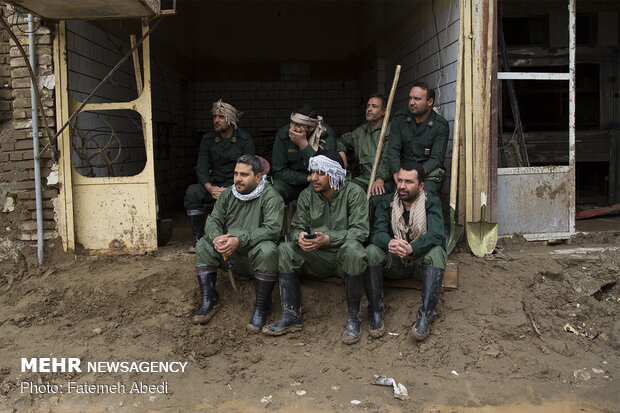 Rescue and relief teams in flood-hit Pol Dokhtar hold rally in support of IRGC