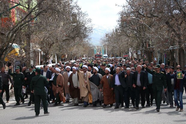 مردم ایران همگی پاسدار و سپاهی جمهوری اسلامی هستند