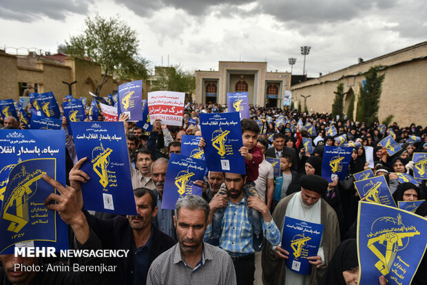 راهپیمایی نمازگزاران شیراز در حمایت از سپاه پاسداران