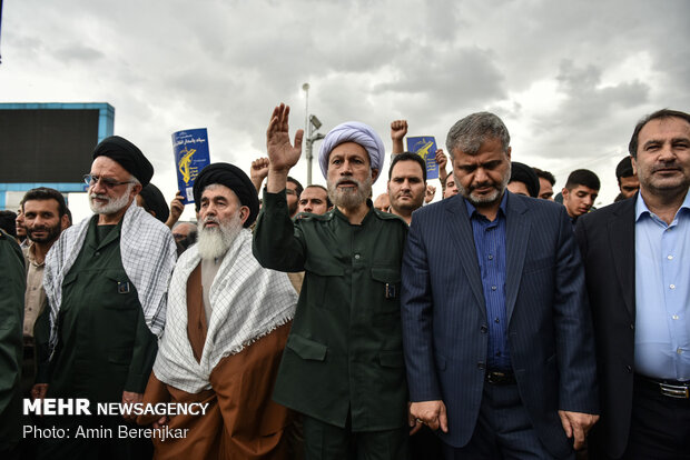 راهپیمایی نمازگزاران شیراز در حمایت از سپاه پاسداران