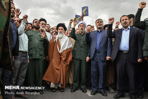 راهپیمایی نمازگزاران شیراز در حمایت از سپاه پاسداران