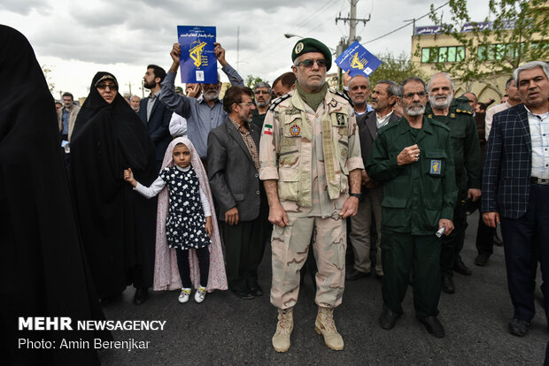 راهپیمایی نمازگزاران شیراز در حمایت از سپاه پاسداران