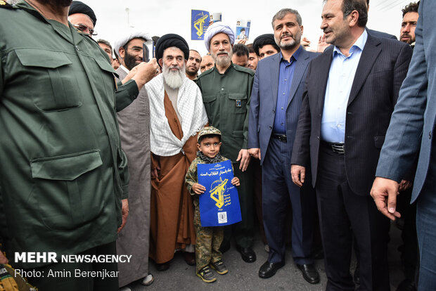 راهپیمایی نمازگزاران شیراز در حمایت از سپاه پاسداران