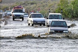 بارش باران و جاری شدن سیلاب مسیر گیلانغرب به سومار را قطع کرد