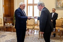 France’s new ambassador submits credentials to Zarif