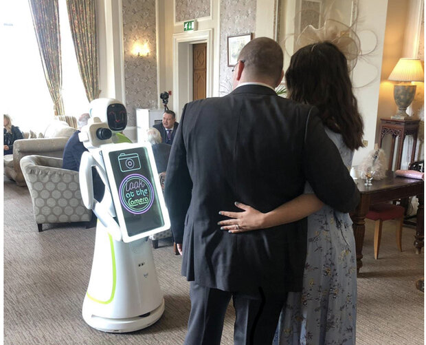 این ربات در مجالس عروسی عکاسی می کند!