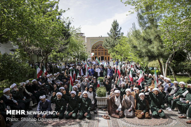 Students protest US’ IRGC blacklisting in Tehran’s seminary