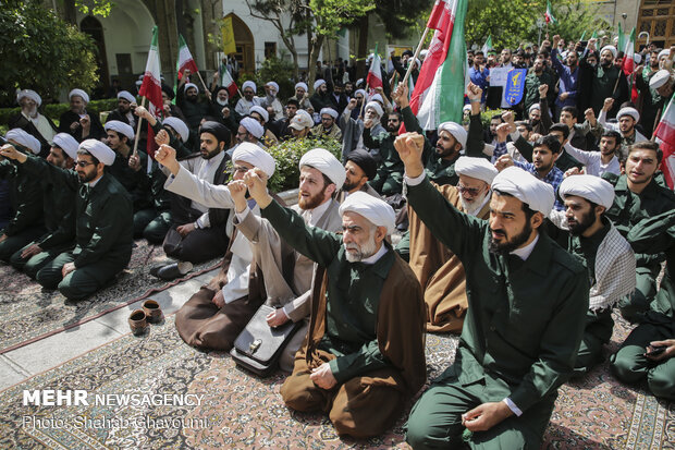 Students protest US’ IRGC blacklisting in Tehran’s seminary
