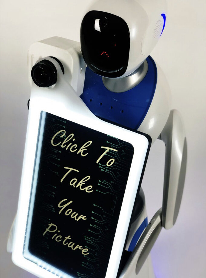 این ربات در مجالس عروسی عکاسی می کند! (+عکس)