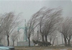 سقوط تابلوهای تبلیغاتی اصفهان بر اثر وزش تندباد شدید / سرعت توفان به ۱۰۰ کیلومتر می‌رسد