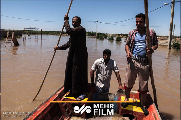 جوان آفریقایی در حال امداد رسانی به مناطق سیل زده خورستان