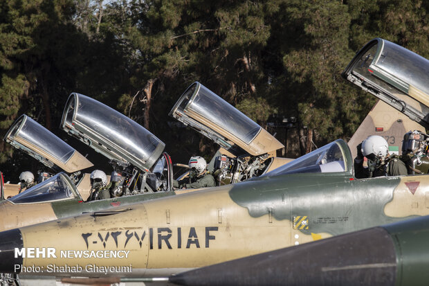 IRIAF fighter jets train for Army day’s parade