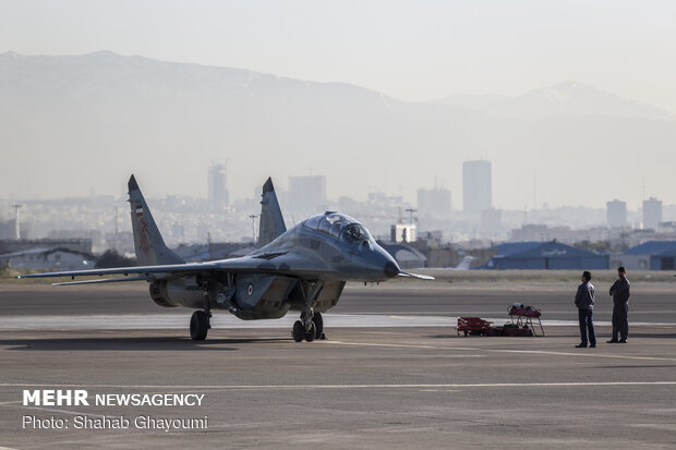 IRIAF fighter jets train for Army day’s parade