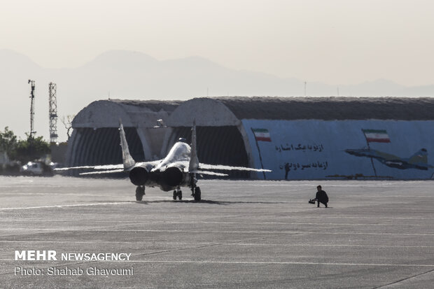 Tahran'da gösteri hazırlığı yapan uçaklar