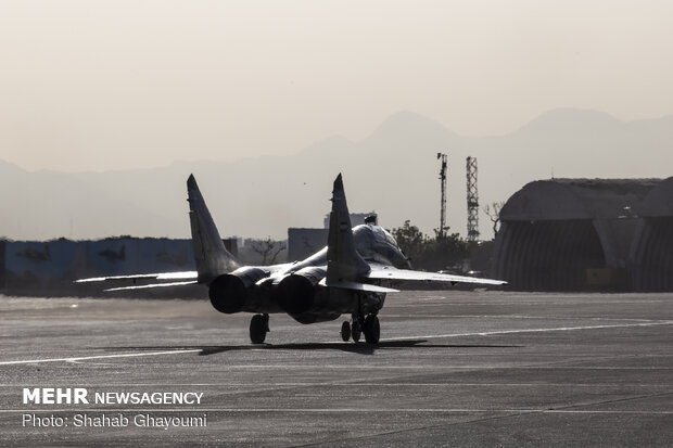 IRIAF fighter jets train for Army day’s parade