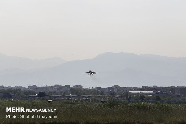 IRIAF fighter jets train for Army day’s parade