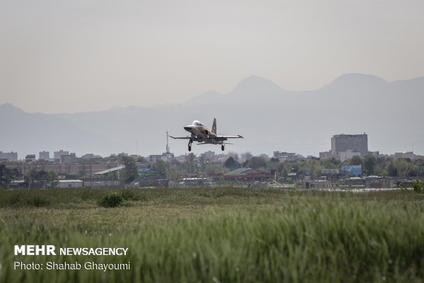 IRIAF fighter jets train for Army day’s parade