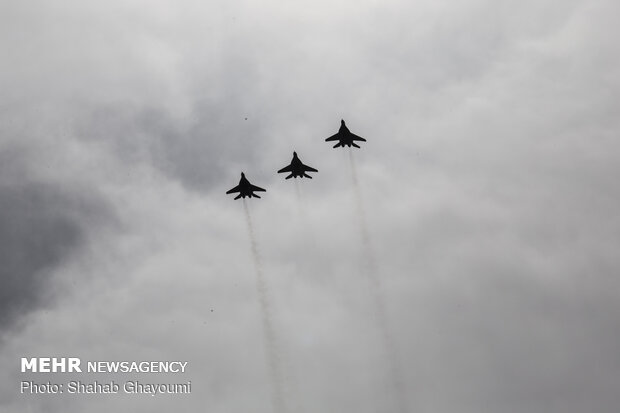 IRIAF fighter jets train for Army day’s parade