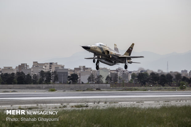 IRIAF fighter jets train for Army day’s parade