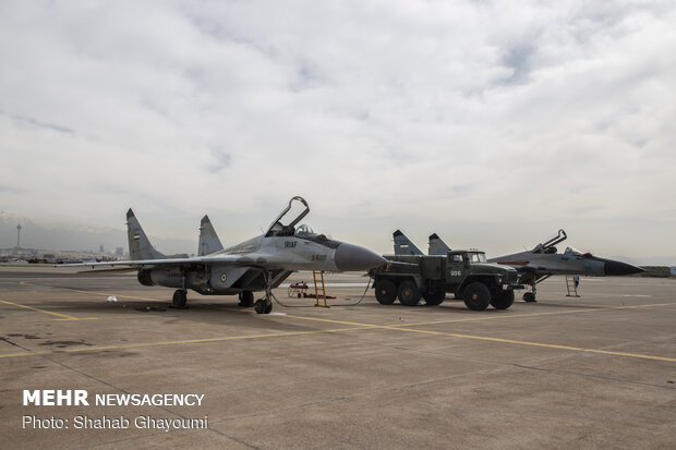 IRIAF fighter jets train for Army day’s parade