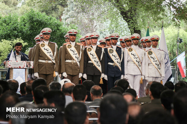 رونمایی از تقریظ رهبر انقلاب بر کتاب «در کمین گل سرخ»