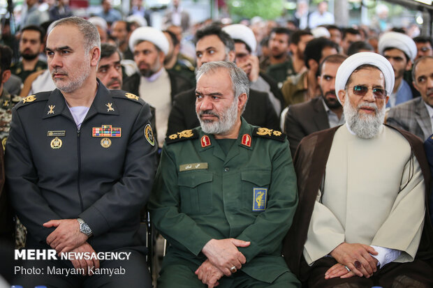 رونمایی از تقریظ رهبر انقلاب بر کتاب «در کمین گل سرخ»