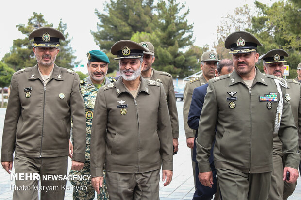 رونمایی از تقریظ رهبر انقلاب بر کتاب «در کمین گل سرخ»