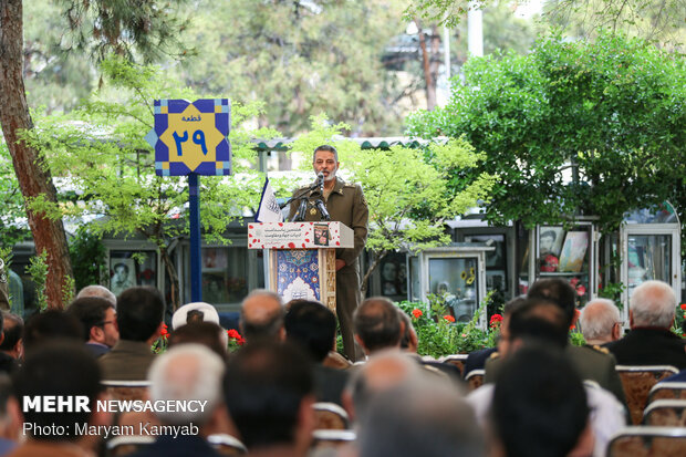 رونمایی از تقریظ رهبر انقلاب بر کتاب «در کمین گل سرخ»