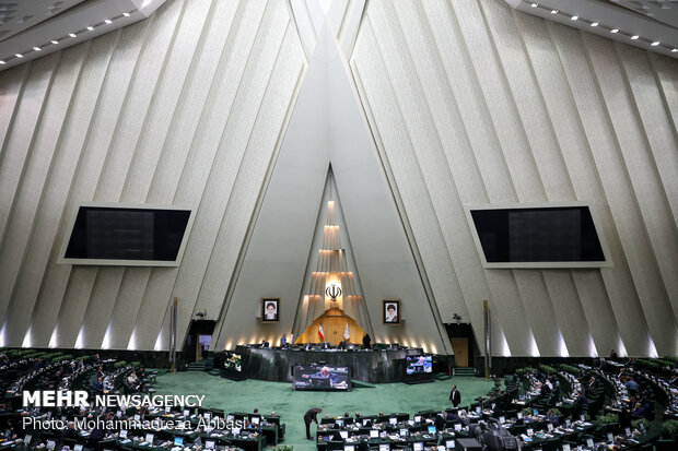 مجلس الشورى الإسلامي يناقش قرار خفض التزامات ايران بالاتفاق النووي