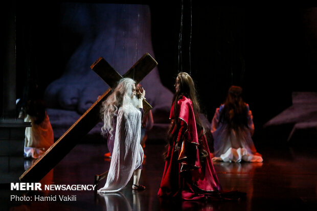 ‘Love’ puppet opera on stage in Tehran