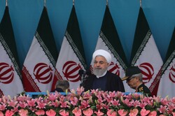 روحاني: الجيش الإيراني لعب دوراً قيماً في الثورة الإسلامية